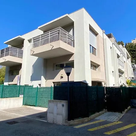 1-bedroom Near The Center Apartment *